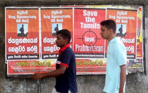 COLOMBO â€“ Posters in de Sri Lankaanse hoofdstad Colombo roepen op actie te ondernemen tegen de leider van de Tamil Tijgers, Prabhakaran. Zonder hem heeft het vredesproces echter weinig kans van slagen. Foto EPA