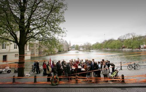 DEN HAAG â€“ Een kwarteeuw nadat de Eerste Kamer de Wet afbreking zwangerschap had aangenomen, op 28 april 1981, kwamen antiabortusactivisten opnieuw bijeen op het Binnenhof in Den Haag. Zij omsingelden de parlementsgebouwen met een oranje lint met daarop