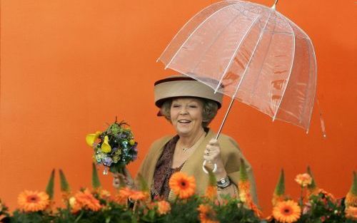 ZEEWOLDE - Koningin Beatrix onder een paraplu tijdens haar bezoek zaterdag aan Zeewolde. Foto ANP