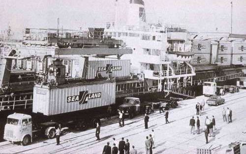 ROTTERDAM - De Amerikaanse rederij Sea-Land wilde veertig jaar geleden Europa ”containeriseren”. Op de foto het lossen van het eerste containerschip, de Fairland, in de Rotterdamse haven. Voor Amerikaanse militairen, die na hun diensttijd in Europa vaak e