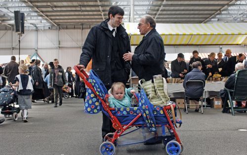 UTRECHT â€“ Ontspannen moment tijdens de 43e Mbumazendingsdag, zaterdag in het Utrechtse Veemarktcomplex. Ds. Tj. de Jong, voorzitter van de stichting, zei blij te zijn met de goede opkomst, evenals met de grote financiÃ«le steun vanuit de achterban. Vori