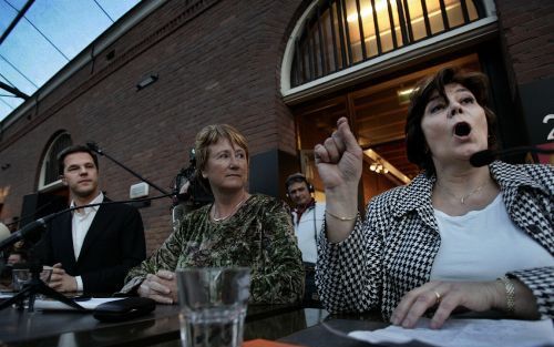 ROTTERDAM - V.l.n.r. kandidaat-lijsttrekkers van de VVD Rutte, Veenendaal en Verdonk gaan maandagavond in debat in Rotterdam. Foto ANP