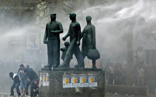 ZURICH â€“ Demonstranten in de Zwitserse stad ZÃ¼rich raakten maandag tijdens de 1 meiviering slaags met de politie. Die zette een waterkanon in om de relschoppers te verdrijven. Foto EPA