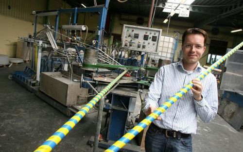 LELYSTAD â€“ Het productieproces bij Vlieger Rondkartonnage in Lelystad maakt duidelijk wat specialisatie heet. Verschillende kartonnen stroken â€“Vlieger gebruikt alleen gerecycled materiaalâ€“ glijden vanaf een aantal spoelen richting machine. Net voord