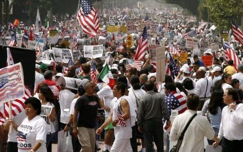 LOS ANGELES â€“ Duizenden immigranten en hun Amerikaanse sympathisanten bevolkten maandag de straten van Los Angeles (CaliforniÃ«) om te protesteren tegen strengere wetgeving jegens immigranten in de VS. Ook elders in Amerika werd gedemonstreerd. Foto EPA