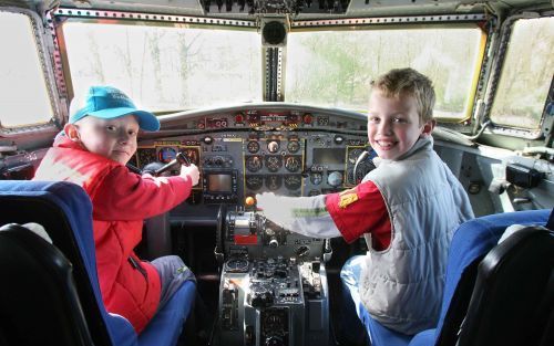 SOESTERBERG â€“ Jelle (met pet) en Ruben in de cockpit van een F-27. Het Militaire Luchtvaart Museum op vliegveld Soesterberg houdt tot en met vrijdag open cockpitdagen. Jong en oud kan zich vermaken met straaljagers en helikopters. Foto RD, Anton Dommerh