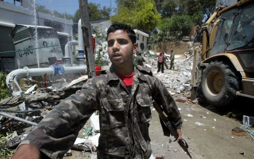 GAZA-STAD - Palestijnse soldaten inspecteerden dinsdag het verwoeste gebouw van de Palestijnese veiligheidsdienst. Foto EPA.