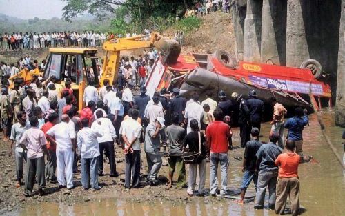 BOMBAY - Bij een busongeluk in de Westâ€“Indiase deelstaat Maharashtra zijn dinsdag dertig mensen om het leven gekomen. Foto EPA.