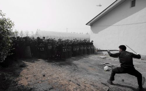 GYEONGGI DO â€“ Een Zuid Koreaanse demonstrant kreeg donderdag te maken met een forse overmacht van de oproerpolitie. Inwoners van Gyeonngi do protesteerden tegen de uitbreiding van een Amerikaanse luchtmachtbasis in hun woonplaats. Foto EPA