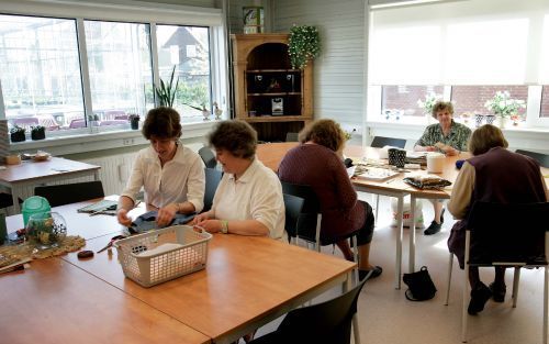 KAPELLE â€“ Deelnemers aan de slag in De WÃ¨rkplÃ¨kke. Eleos opende donderdagmiddag de nieuwbouw van het centrum voor dagbesteding en arbeidsrehabilitatie in het Zeeuwse Kapelle. Foto RD, Sjaak Verboom