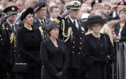 AMSTERDAM - Koningin Beatrix, mevrouw E. Swaab (voorzitter Nationaal Comitee 4 en 5 mei) , kroonprins Willem-Alexander en prinses Maxima wonen donderdagavond de Nationale Herdenking bij aan de voet van het Nationaal Monument op de Dam. De vorstin en de kr