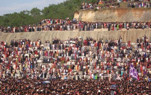 MAIRANG â€“ In Mairang, in de Indiase deelstaat Meghalaya, werd eind vorige maand de opwekking van 1906 herdacht. De bijeenkomst had plaats in een enorm stadion, maar ook dat kon de 300.000 mensen, behorend tot de Presbyteriaanse Kerk van India, niet berg