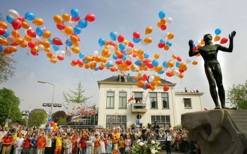 WAGENINGEN â€“ Een groep van 61 schoolkinderen laat ballonnen op tijdens het Vrijheidsdefile in Wageningen vrijdagmiddag. Het vrijheidsdefilÃ© komt in de plaats van het klassieke VeteranendefilÃ© dat vorig jaar voor het laatst werd afgenomen. Desondanks w