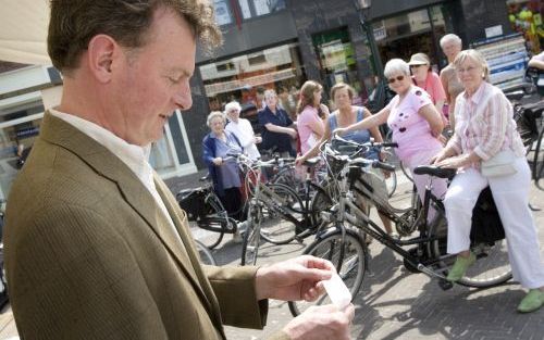 BREUKELEN â€“ Start van de actie ”Met Belgerinkel naar de Winkel”. Burgemeester F. Dales maakte afgelopen zaterdag de winnaar bekend. Iedereen die tussen 13:30 en 14:00 uur met zijn fiets naar de campagnekraam kwam, maakte kans op 100 euro. Foto Hans Rogg