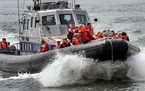 HOEK VAN HOLLAND â€“ Een reddingboot vaart zaterdag in Hoek van Holland volgeladen met belangstellenden een rondje over de Noordzee. Alle reddingstations van de Koninklijke Nederlandse Redding Maatschappij (KNRM) hielden zaterdag open dag. Het publiek kon