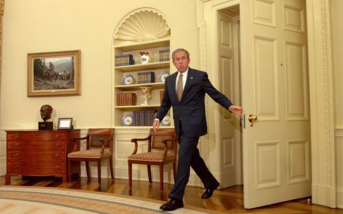 WASHINGTON - De Amerikaanse president George W. Bush loopt het Oval Office binnen om de nominatie van Michael Hayden als nieuwe directeur van de CIA bekend te maken. Foto EPA.