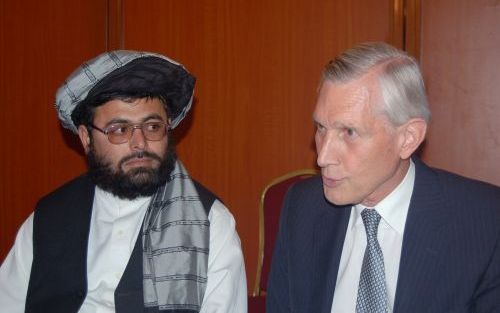 ABUL - Minister Bot maandag met de nieuwe gouverneur van Uruzgan, Abdul Hakim Munib (l), na afloop van een vergadering in het Halmark Hotel in Kabul. Foto ANP.