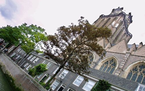 DORDRECHT â€“ De Grote Kerk in Dordrecht krijgt deze maand enkele eigentijdse glas in loodramen. Ze zijn van de hand van beeldend kunstenaar Teun Hocks. Foto RD, Anton Dommerholt