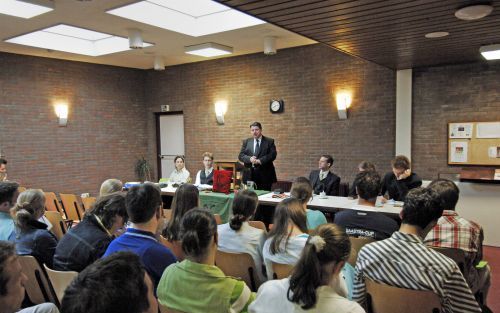 UTRECHT â€“ Voor de studenten van Depositum Custodi verhaalde ds. G. Clements dinsdag over zijn ervaringen als zendingspredikant in Nigeria. Het thema van de avond was ”Gereformeerde theologie en andere culturen.” Foto Erik Kottier