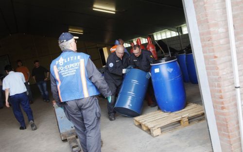 ERMELO â€“ Bij een inval in een loods aan de Eendenparkweg in Ermelo is dinsdagochtend een xtc-laboratorium voor de productie van 100.000 pillen aangetroffen. De politie arresteerde drie verdachten. &#61559;Foto&#61567;ANP&#61680;