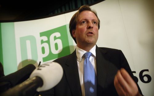 HENGELO - D66-minister Alexander Pechtold (Bestuurlijke Vernieuwing) stelt zich kandidaat voor het lijsttrekkerschap van zijn partij. Hij heeft dat woensdag gezegd voor aanvang van een partijbijeenkomst in Hengelo. ANP