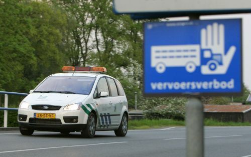 WINTERSWIJK â€“ Inspecteurs van het ministerie van Landbouw controleren het vervoersverbod voor varkens dat geldt in de omgeving van Winterswijk. Foto ANP