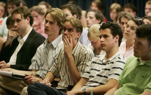 ROTTERDAM â€“ Het Rotterdamse CSFR dispuut Ichthus belegde woensdag een debatavond over ”Geloven: een publiek zaak?!” Een van de deelnemers was de rooms katholieke theoloog dr. E. P. N. M. Borgman: „Voorwaarde voor een goede discussie is dat religie serie