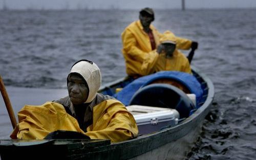 PARAMARIBO - Hulpverleners maken zich klaar om het Brokopondomeer over te gaan om te onderzoeken wat voor noden er zijn bij de getroffenen. Foto ANP