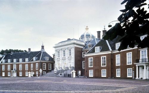 Hoe rijk koningin Beatrix is, is onduidelijk. De paleizen â€“zoals haar woonpaleis Huis ten Boschâ€“ zijn niet haar eigendom, maar de koningin mag de gebouwen gebruiken van de staat. Foto ANP