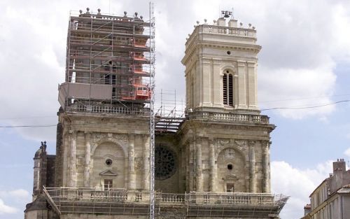 AUCH â€“ Werkzaamheden aan de kathedraal van Auch, in het Franse departement Gers. De regering stelt veel on derhoudswerk aan kathedralen uit wegens geldgebrek. - FotoEPA