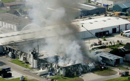 LELYSTAD - Snackfabriek Bastini aan de Vaartweg in Lelystad is vrijdagochtend volledig verloren gegaan door brand. Het vuur ontstond rond 07.00 uur, de brandweer laat het gecontroleerd uitbranden. De medewerkers wisten het gebouw op tijd te verlaten. Foto