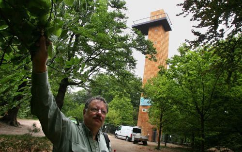 DOORN â€“ De 25 meter hoge uitkijktoren in de Kaapse Bossen bij Doorn, gaat op 16 juni open voor het publiek. Links beheerder Rik Nieuwerf van Natuurmonumenten Utrecht. Foto RD, Anton Dommerholt