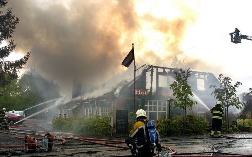 ODOORN - Een uitslaande brand heeft dinsdagavond in de Drentse gemeente Borger-Odoorn Hotel Kaatje aan de Weg verwoest. Het vuur in het oude rietgedekte hotel was omstreeks 20.00 uur nog niet uit, waardoor hulpdiensten nog niet zeker wisten of er slachtof