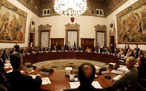 ROME â€“ De nieuwe Italiaanse premier Romano Prodi (m.) vergaderde woensdag voor het eerst met zijn ministers in het Chigipaleis in Rome. Het kabinet was eerder op de dag beÃ«digd. Foto EPA