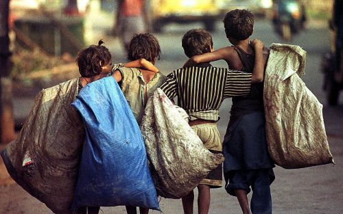 DEN HAAG â€“ Kinderarbeid is in India heel normaal. Naar schatting werken 100 miljoen kinderen elke dag voor een klein loontje. Volgens de M. V. Foundation werkt dit juist de armoede in de hand in plaats van dat het die oplost. Foto EPA