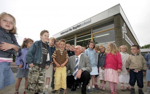 KRIMPEN A/D IJSSEL â€“ Directeur J. de Ruiter neemt vrijdag afscheid van de Admiraal De Ruyterschool in Krimpen aan den IJssel. „Ik zal de persoonlijke contacten wel missen.” Foto Roel Dijkstra