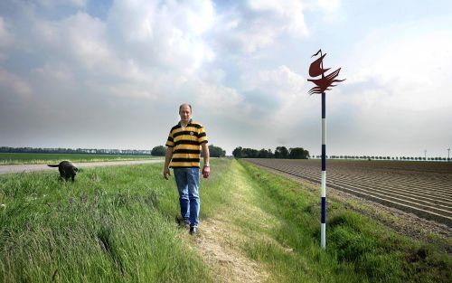 SWIFTERBANT â€“ Boer Vermeer uit Swifterbant bewaart al jarenlang een eeuwenoud scheepswrak in zijn akker. Sinds woensdag staat er officieel een markeringsbordje bij. „Mensen denken dat Flevoland een nieuwe, kunstmatige bende is. Maar de provincie herberg