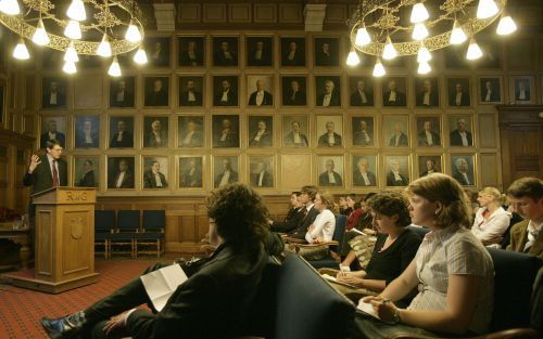 GRONINGEN â€“ In de Senaatszaal van het Academiegebouw van de Rijksuniversiteit te Groningen gaf prof. dr. R. van Woudenberg donderdag in een lezing zijn visie op het nut en bestaansrecht van de apologetiek. De lezing werd gehouden ter gelegenheid van het