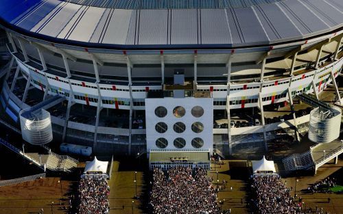 AMSTERDAM â€“ Rijen fans voor de ingangen van de Amsterdamse ArenA voor de herdenkingsceremonie na het overlijden van volkszanger AndrÃ© Hazes, in 2004. Mensen hebben behoefte aan nieuwe rituelen, aldus Luce, het Instituut voor Theologische Vorming van de