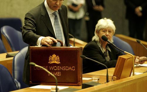 DEN HAAG â€“ Minister Zalm (FinanciÃ«n) presenteerde gisteren het Rijksjaarverslag 2005 aan de Tweede Kamer. Op de derde woensdag in mei, ook wel woensdag gehaktdag genoemd, legt het kabinet verantwoording af van zijn beleid. Foto ANP