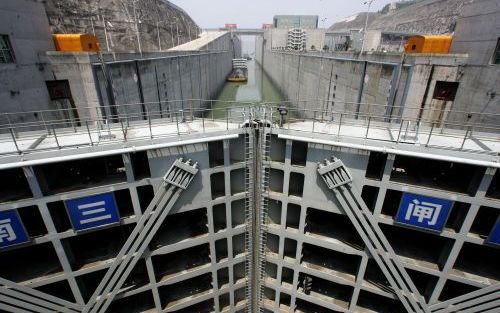 Met vereende krachten wordt in China in de rivier de Yangtze (Jangtsekiang) de laatste hand gelegd aan de Drieklovendam, 's wereld grootste waterkrachtcentrale. Als zaterdag het laatste beton wordt gestort voor de stuwdam, is de 'Chinese Muur' in de Yangt