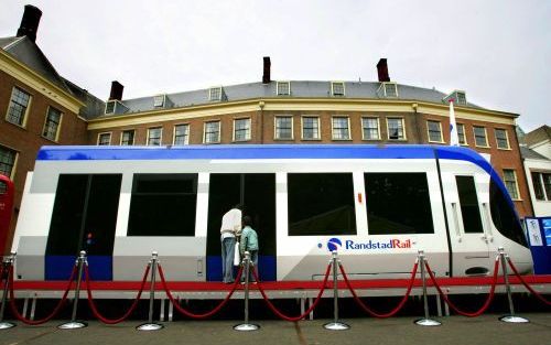 ZOETERMEER - Het voorste deel van een treinwagon van de Randstadrail aan de buitenzijde van het Binnenhof in Den Haag. De treindiensten Hofpleinlijn en Zoetermeer Stadslijn rijden voor het laatst op 2 juni, meldde een woordvoerder van de Nederlandse Spoor