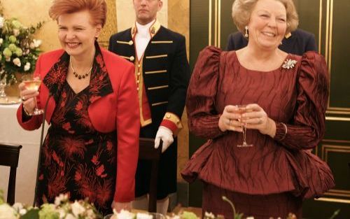 President Vaira Vike Freiberga van Letland bezocht vorig jaar Nederland. Het klikte tussen haar en koningin Beatrix. Foto ANP