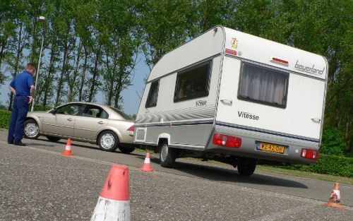 Veel caravanbezitters rijden hooguit zes dagen per jaar met hun mobiele onderkomen rond. Een manoeuvreercursus, zoals die van de ANWB, is met het oog daarop geen overbodige luxe. Foto RD