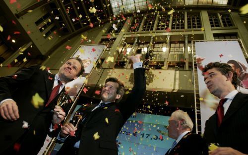 AMSTERDAM â€“ Bestuursvoorzitter S. van Keulen van bankverzekeraar SNS Reaal steekt een hand in de lucht, nadat donderdag om 11.00 uur de handel in aandelen SNS werd gestart op de effectenbeurs in Amsterdam. De bijna 70 miljoen aandelen die zijn uitgegeve