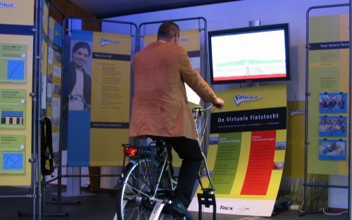 Er vloeit geen bloed tijdens de virtuele fietstocht in informatiecentrum Mobilion in Utrecht. Tijdens de rit wordt duidelijk welke gevaren ontstaan door slechte fietsvoorzieningen. Foto RD