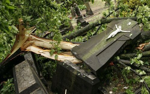 HOENSBROEK â€“ Tientallen graven op de begraafplaats naast de Grote St. Janskerk in Hoensbroek zijn zaterdag vernield als gevolg van de storm. Foto ANP