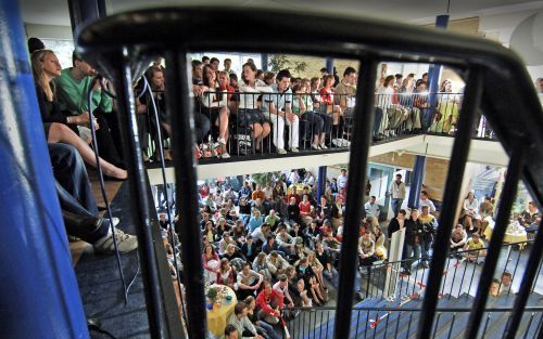 DOORN â€“ Het Revius Lyceum in Doorn was donderdagavond tot de nok toe gevuld. Bezoekers zaten in de aula, in lokalen, overal. Thema van de avond was popmuziek. Ds. R. van Kooten: „De vorst der duisternis is op een ongelooflijke wijze bezig onze jongeren 