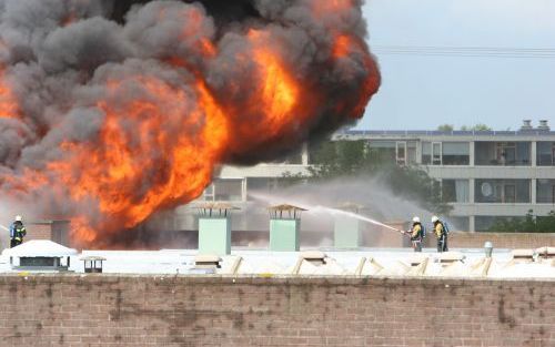 VEENENDAAL â€“ Op het zuidelijk industrieterrein Het Ambacht in Veenendaal ging woensdagmiddag een groot opslagpand van Poppeliers Meubelen in vlammen op. Diverse brandweerkorpsen waren met zeker negen bluswagens in gezet om het vuur te bestrijden. Er vie