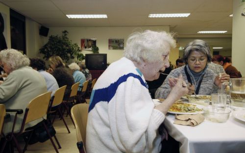 DEN HAAG â€“ Ruim een jaar geleden opende het eerste restaurant voor sociaal geÃ¯soleerde mensen de deuren in Den Haag. Vorige week volgden nummer zes en zeven. Minima krijgen er voor 2,50 euro een driegangenmaal tijd, de rest moet 5 euro betalen. Foto AN